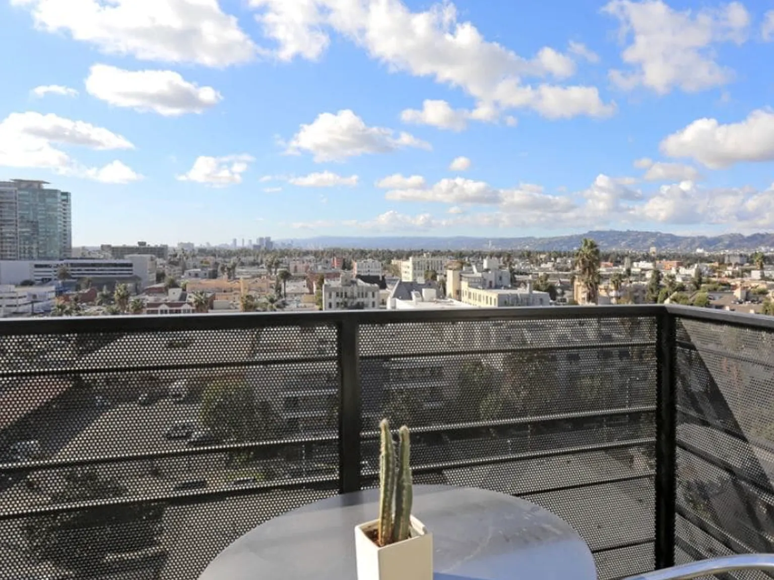 Maya Apartments at 535 Kingsley Dr in Los Angeles — Photo 4