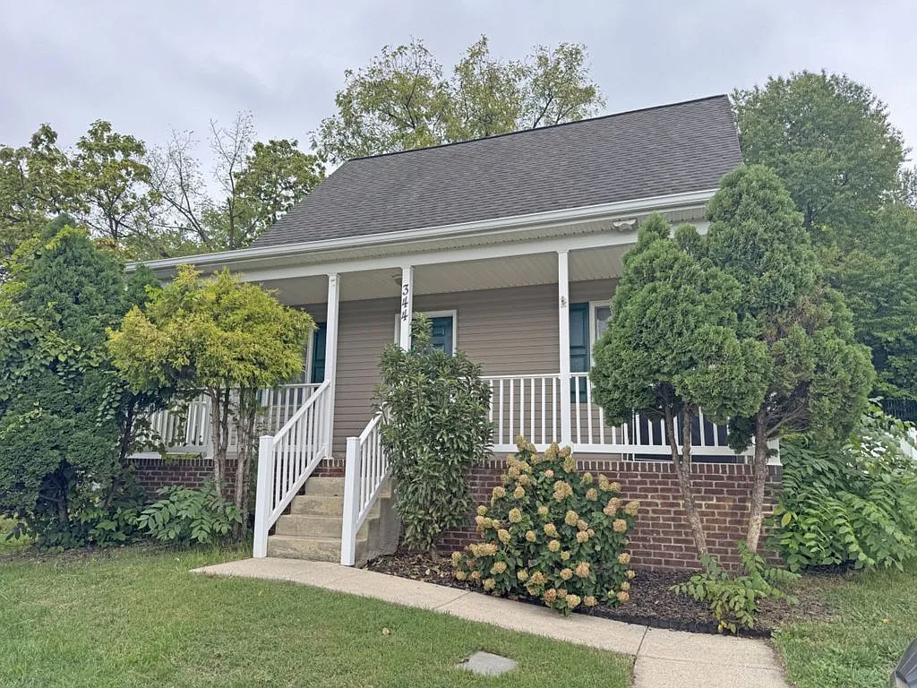 3 bed, 1165 sqft, $1,695 — Photo 1
