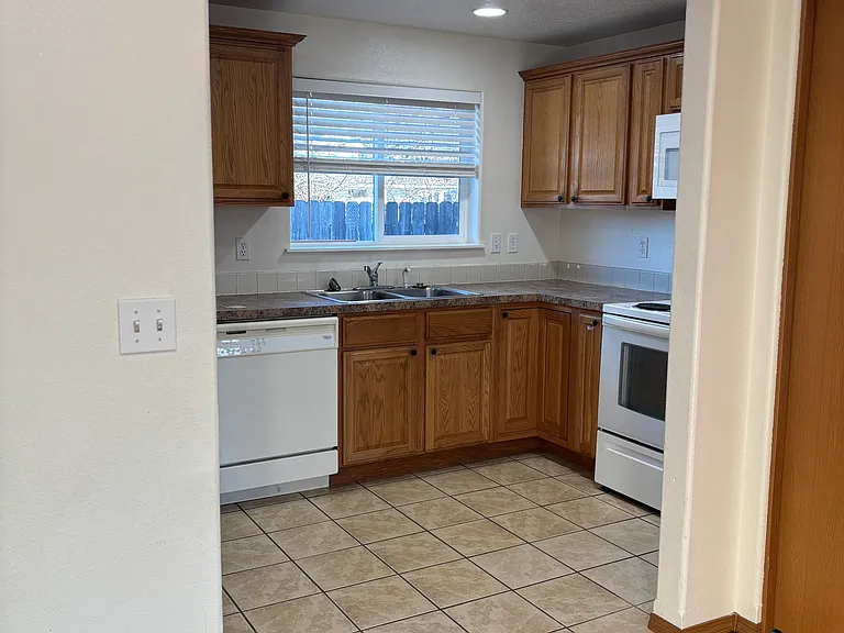 873 6th Ave SE #873 — Photo 3