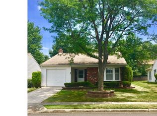 10 Meadowwood Ct, Columbus, NJ 08022