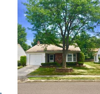 10 Meadowwood Ct, Columbus, NJ, 08022