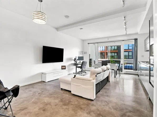 133 E 8th Ave #209, Vancouver, BC V5T 1R8