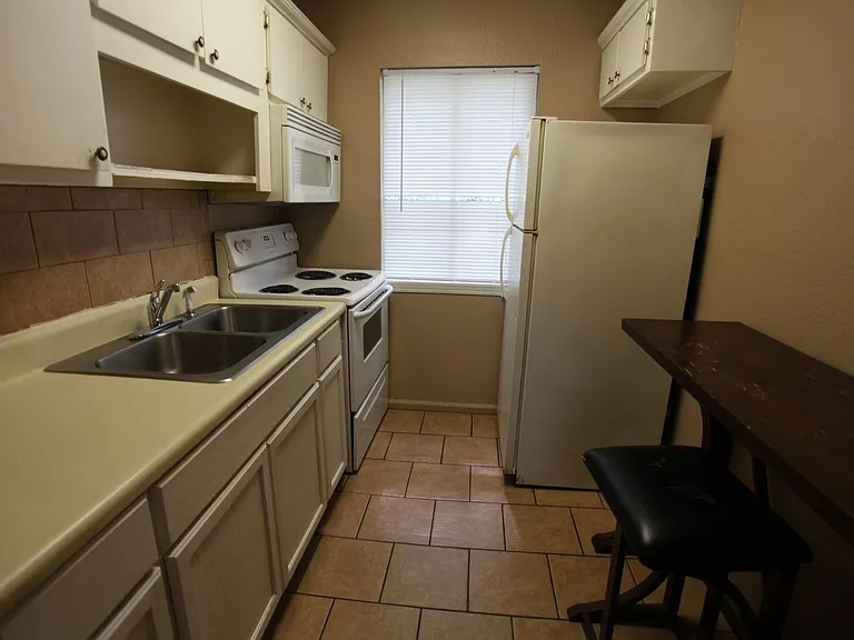 449 N Ross St — Photo 2
