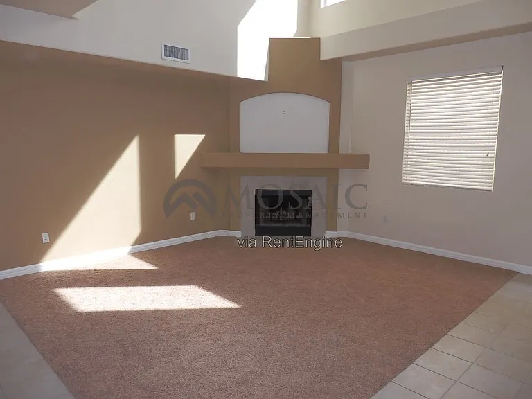 2106 E Briarwood Ter — Photo 2