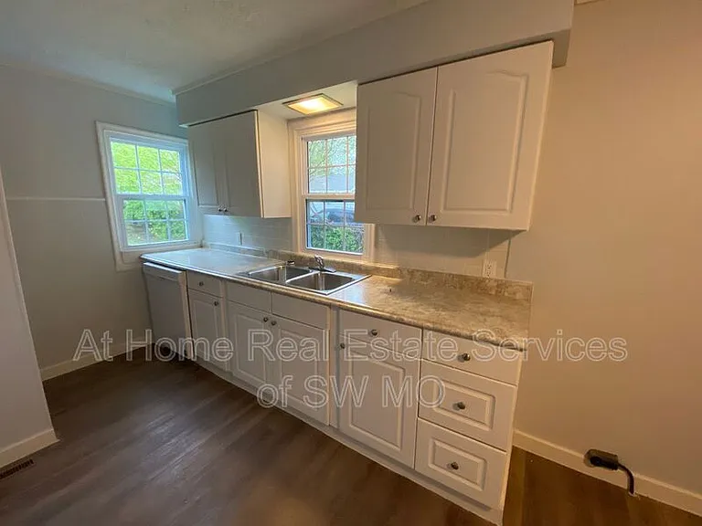 2630 E Cherry St — Photo 5