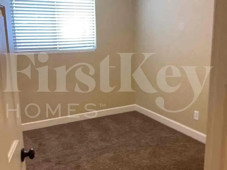 2204 W Nicolet Ave — Photo 7