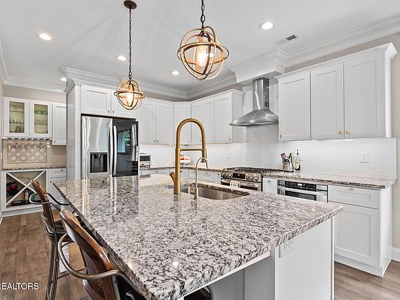5th image of 1006 Tea Olive Ln