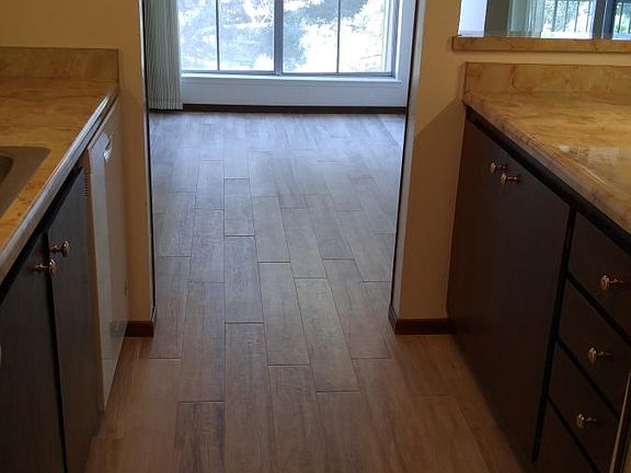 3rd image of 2059 Ascot Dr Unit 210