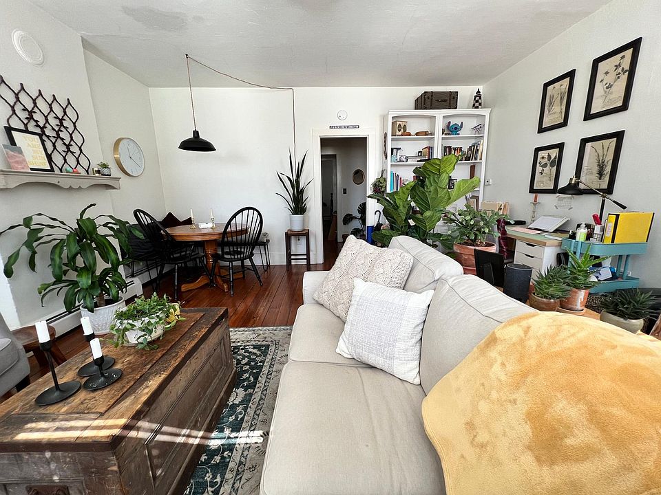 Living Room--facing kitchen/bedroom