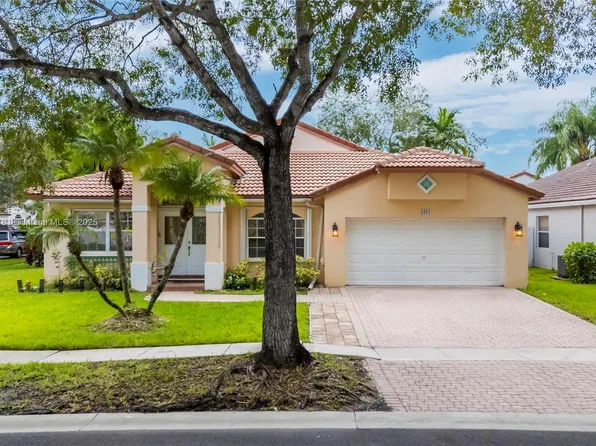 1061 NW 185th Ter, Pembroke Pines, FL 33029