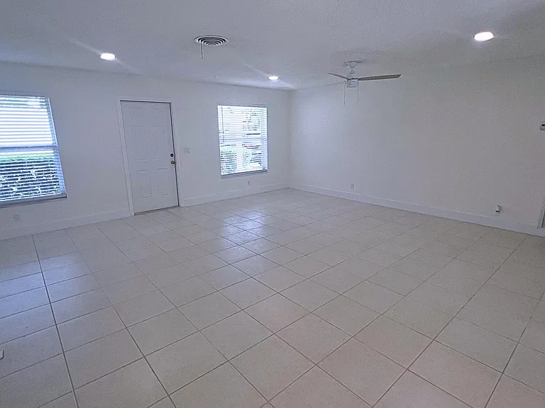 1260 Manor Dr — Photo 6