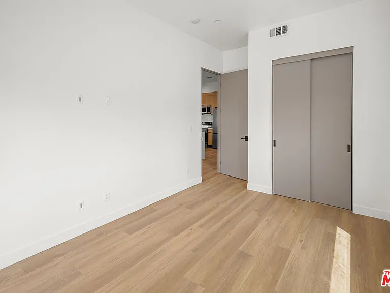 11006 Hortense St #1/2 — Photo 8