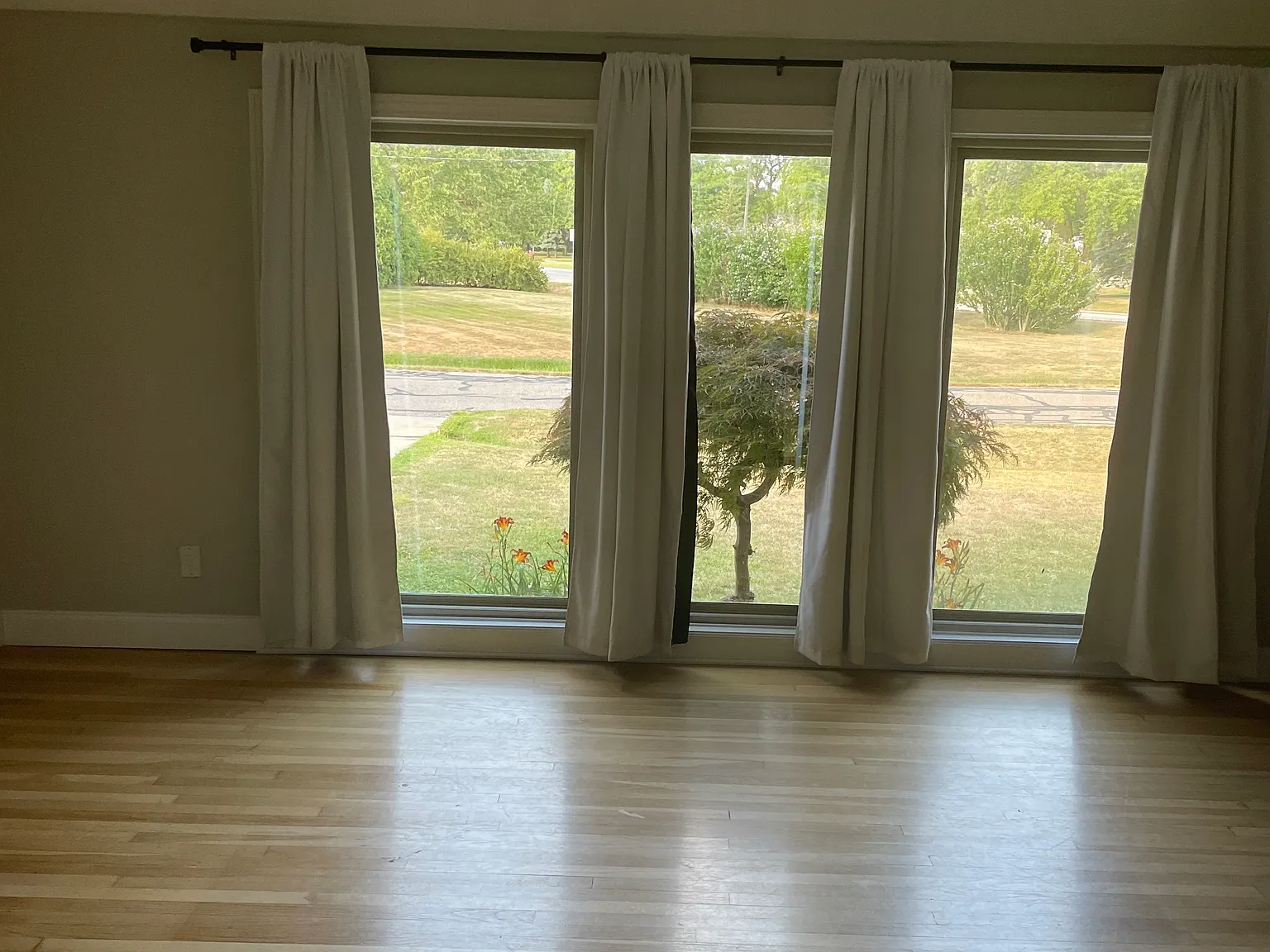 3 bed, 1.5 bath, 1429 sqft, $2,265 — Photo 2
