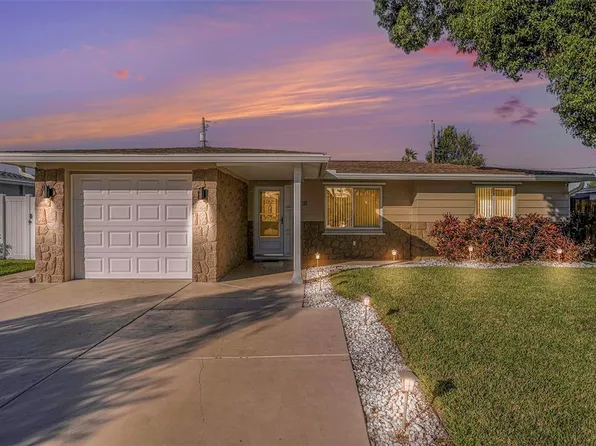 4011 Ironware Dr, Holiday, FL 34691