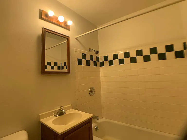 1456 N Farwell Ave — Photo 35