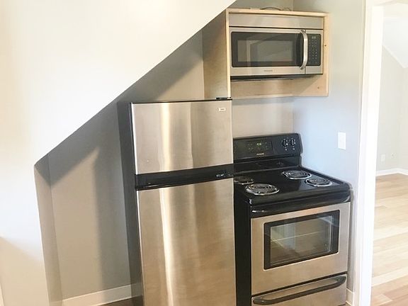 4th image of 9840 N Lombard St APT B