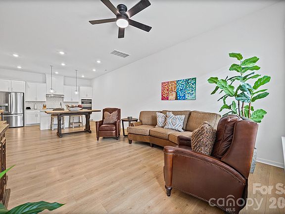 4th image of 3118 Beacon Heights Rd