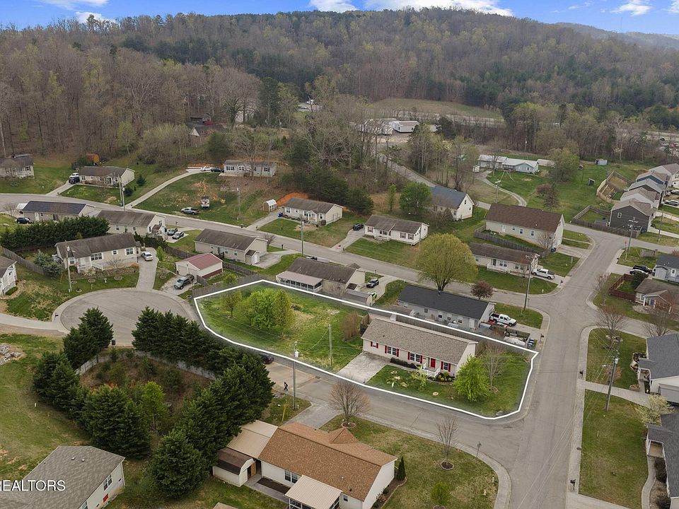 1st image of 902 Oak Village Ct