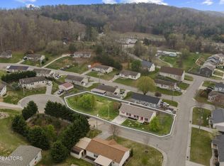 902 Oak Village Ct, Dandridge, TN 37725