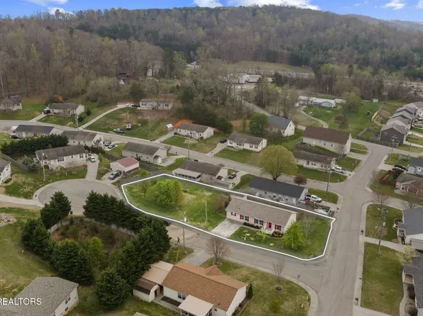 902 Oak Village Ct, Dandridge, TN 37725