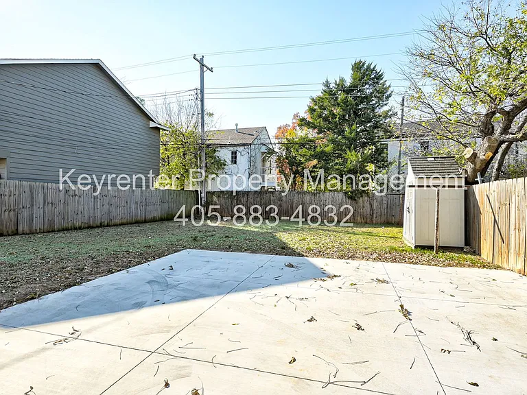 N Gatewood Ave Duplex — Photo 33