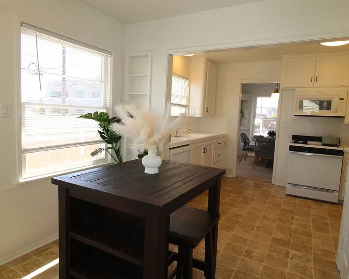 Charming Midtown Ventura Home- 3 Bedroom + 1.75 Bath — Photo 23