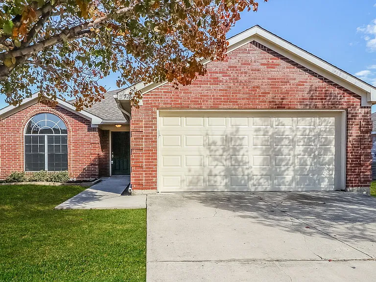 528 Cambridge Dr — Photo 1