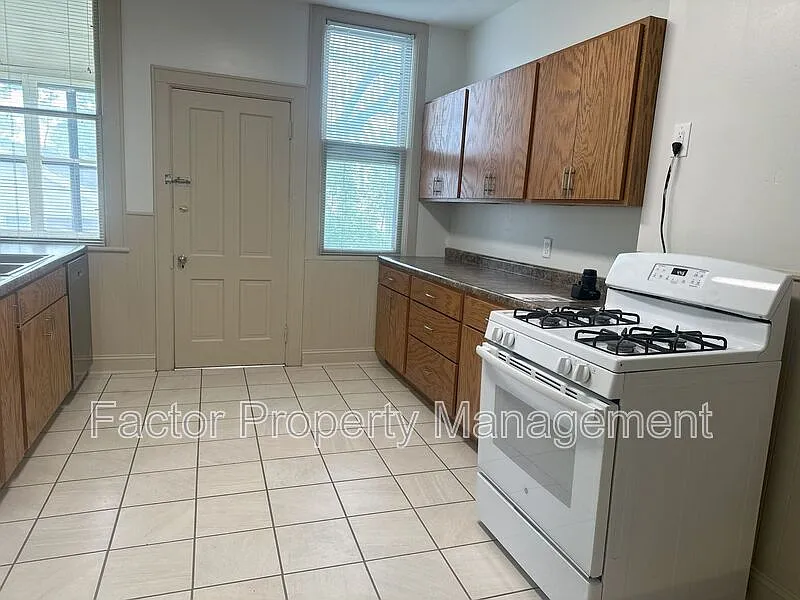 4 bed, 1.0 bath, 1324 sqft, $1,425 — Photo 4