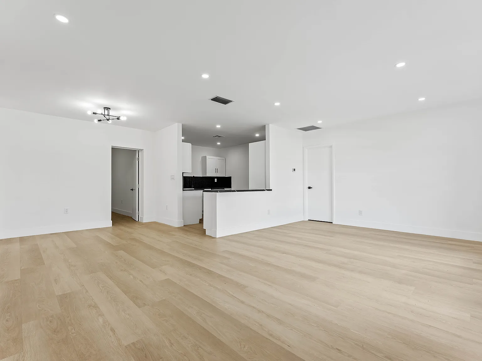 3 bed, 1383 sqft, $3,200 — Photo 1