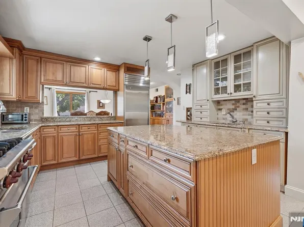 32-03 Norwood Dr, Fair Lawn, NJ 07410