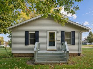 921 E 3rd St, Vinton, IA 52349