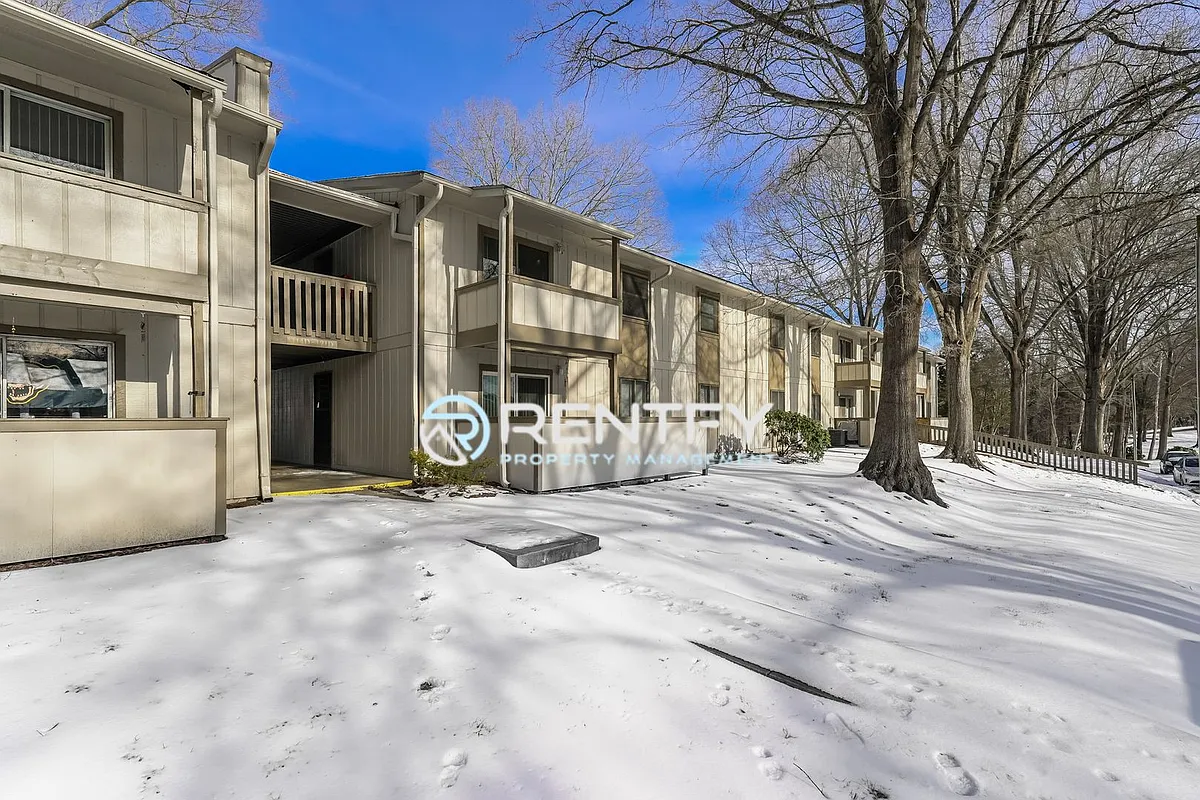 Building Photo - 2205 Sunderland Rd