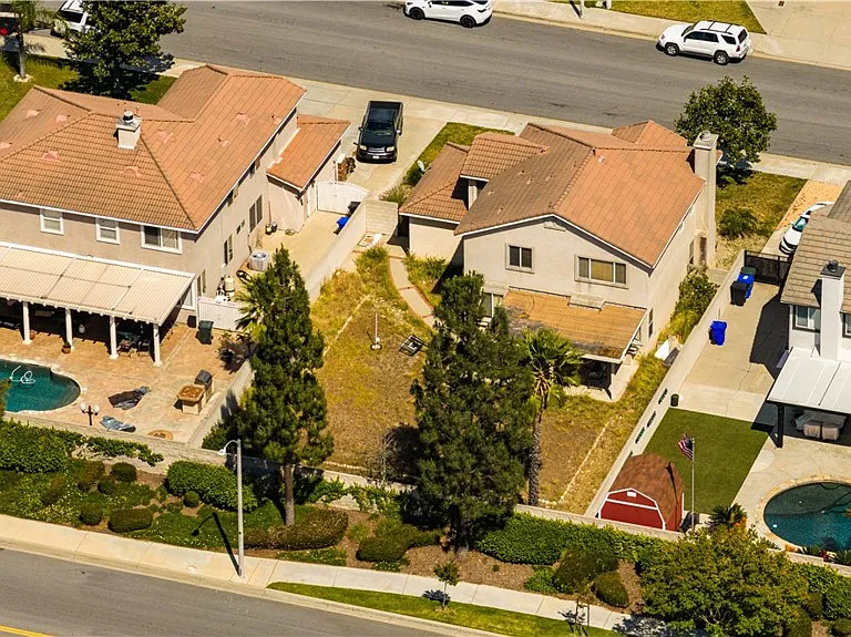 6766 Royal Crest Ct — Photo 12