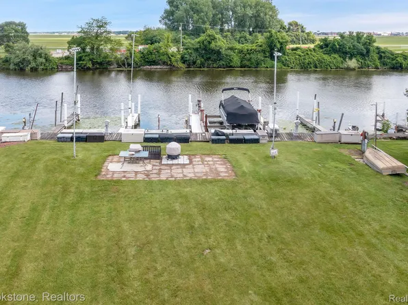 28133 E Duluth St, Harrison Township, MI 48045