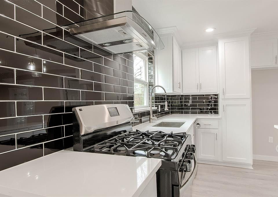 1st image of 505 E 1st St