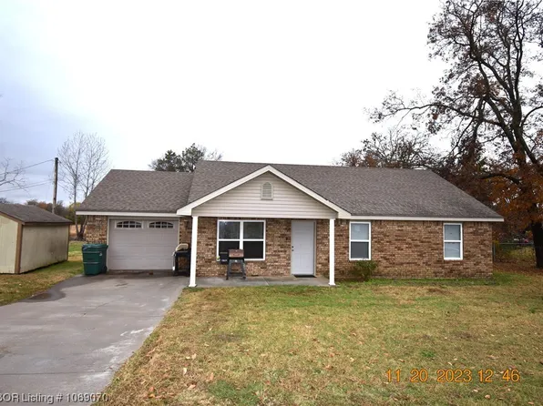 1933 N Spillman St, Sallisaw, OK 74955