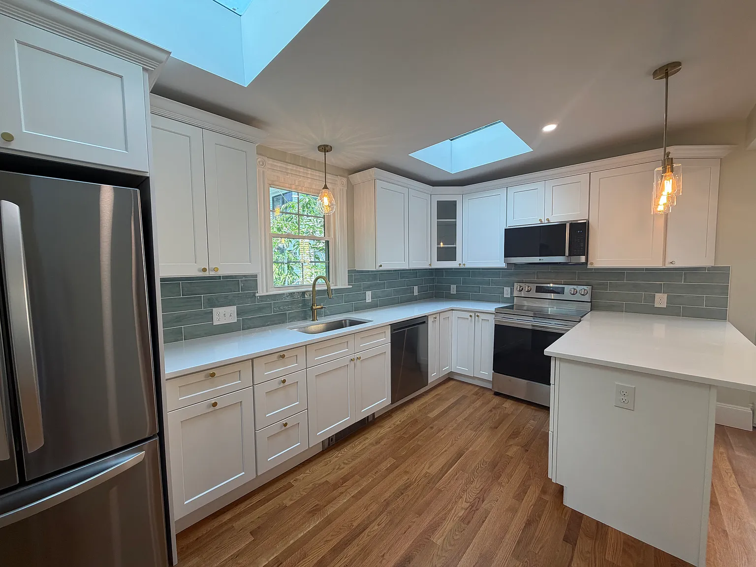 5 bed, 3.0 bath, $7,000 — Photo 2