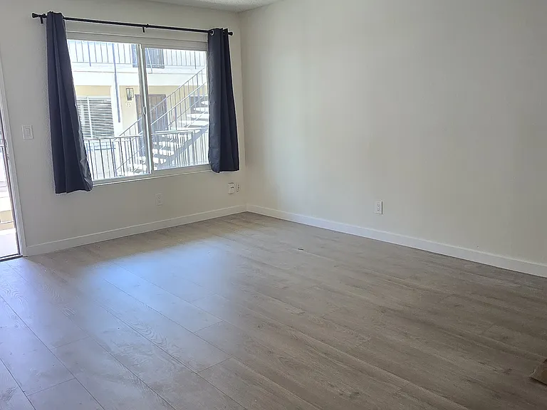 237 50th St #31 — Photo 7