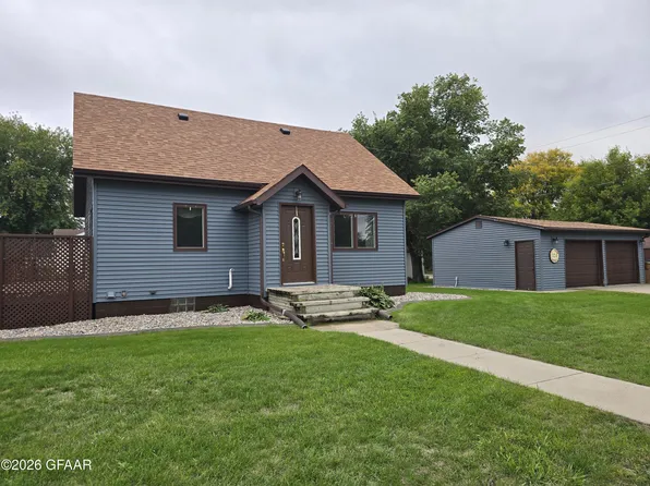 324 E Front St, Larimore, ND 58251