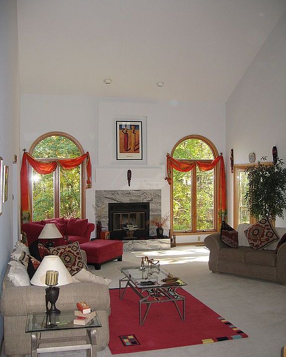 Vaulted Great room (27x17)