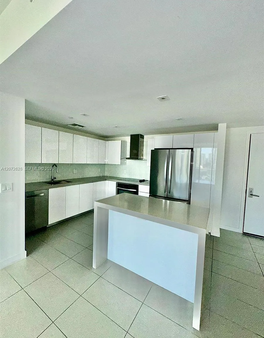 Canvas Condo — Photo 2