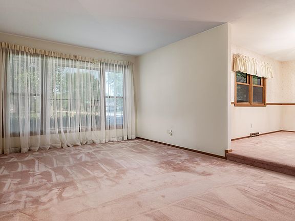 3rd image of 1063 Castlehill Dr