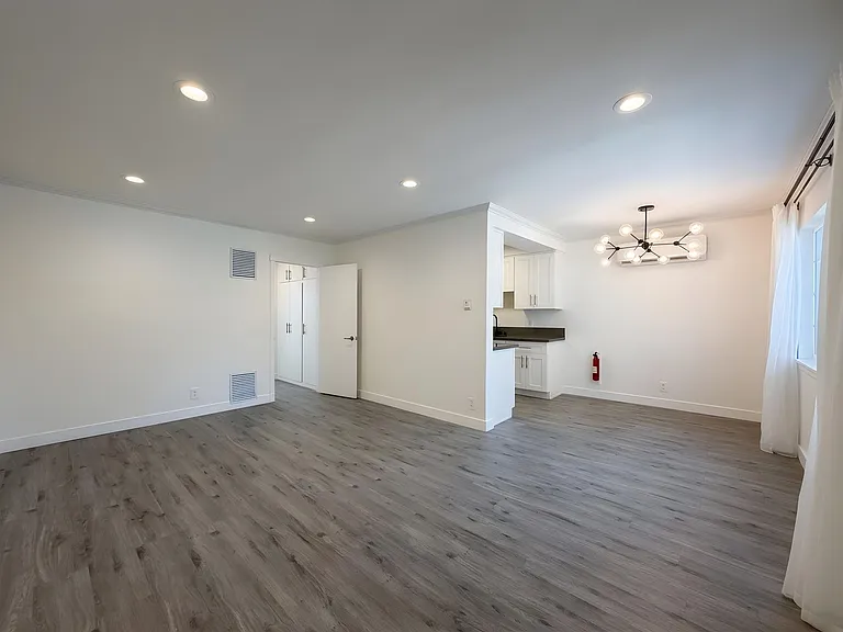 1102 Euclid St — Photo 3