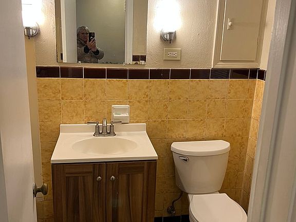 4th image of 64 Willow Dr APT 1