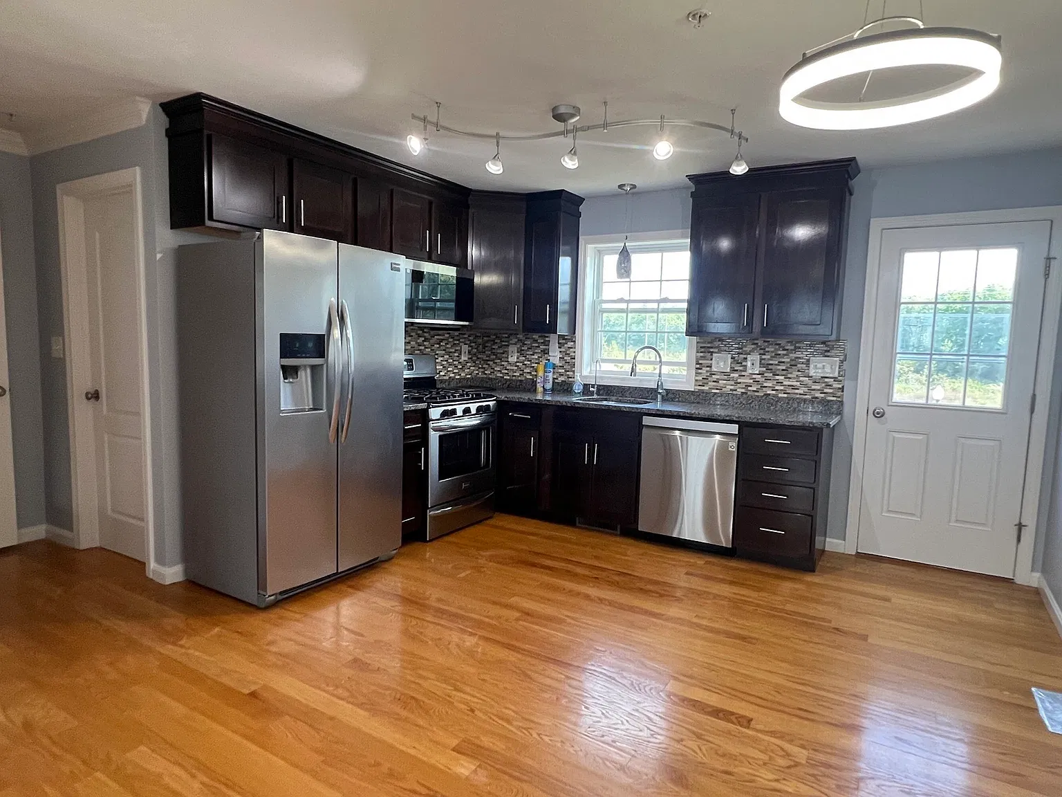2 bed, 1.5 bath, 1215 sqft, $3,000 — Photo 3