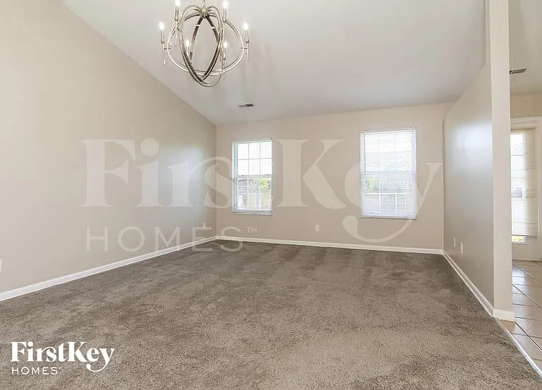 977 Hathaway Dr — Photo 3