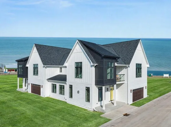 496 Bastle Wynd #9, Port Washington, WI 53074