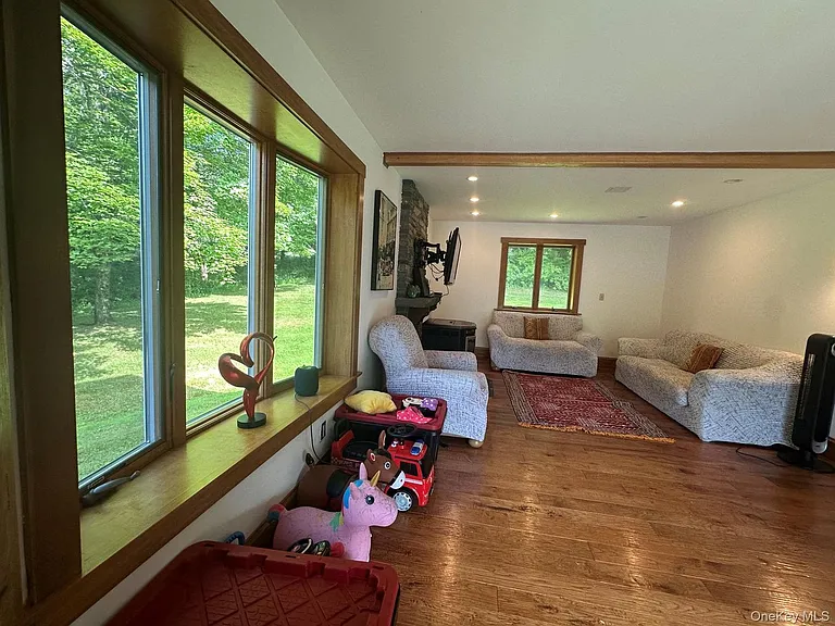 109 Brush Hill Rd — Photo 5