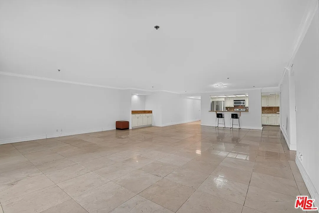 3 bed, 4.0 bath, 2426 sqft, $6,995 — Photo 2