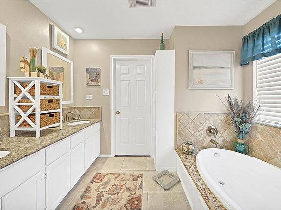 4th image of 1011 Canterbury Dr